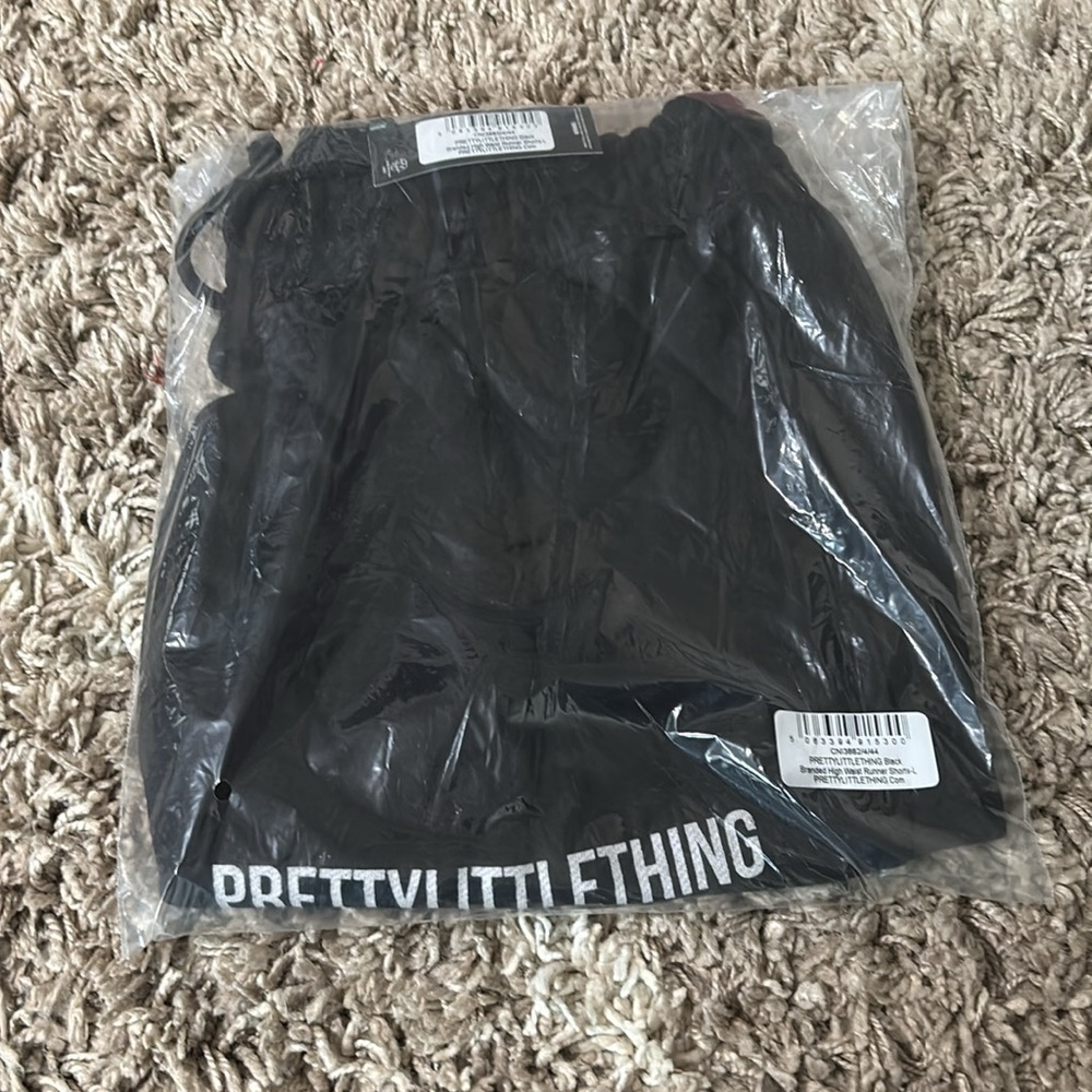 PrettyLittleThing High Waisted Runner Shorts - Picture 2 of 2
